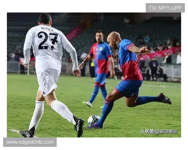 最近哪位足球明星因伤缺席比赛引发球迷关注和讨论